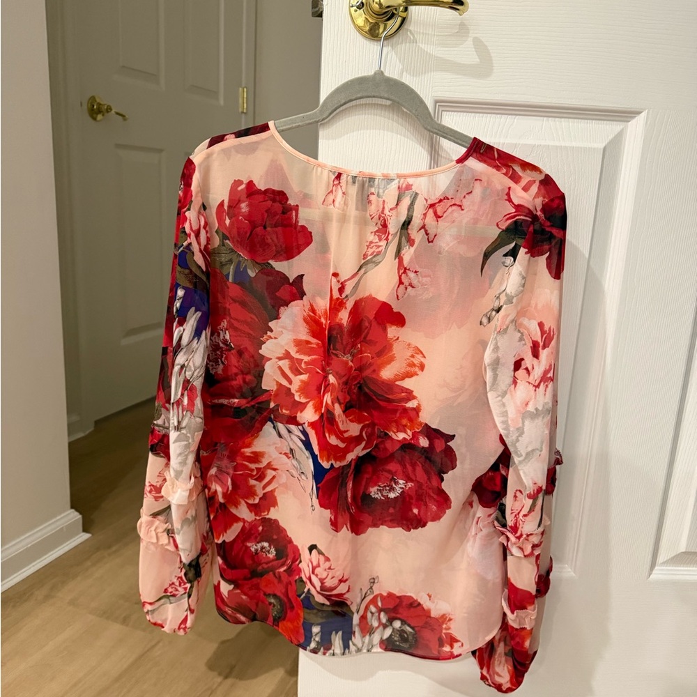 White House Black Market Floral Blouse in Red and Cream - Picture 2 of 2